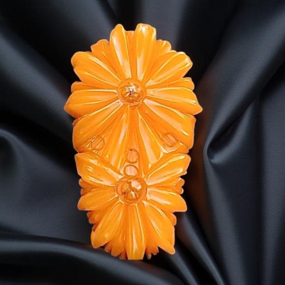 Vintage Bakelite butterscotch Carved flower clip made 1930 beautiful design - Picture 15 of 16